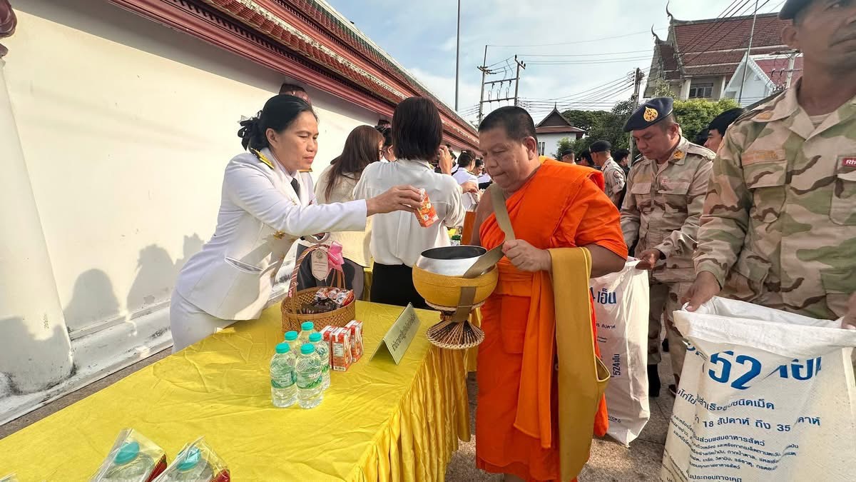 title - ส.ป.ก.พิษณุโลก ร่วมพิธีสวดพระพุทธมนต์และทำบุญตักบาตรถวายพระราชกุศล เนื่องในโอกาสการประกาศยกย่องพระเกียรติคุณพระราชกรณียกิจในวาระครบ 100 ปี สมเด็จพระนางเจ้ารำไพพรรณี พระบรมราชินี ในรัชกาลที่ 7